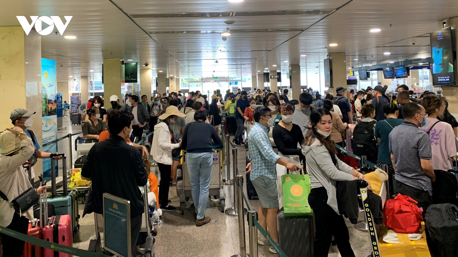 Mùng 3 Tết, khách đi sân bay Tân Sơn Nhất tăng kỷ lục